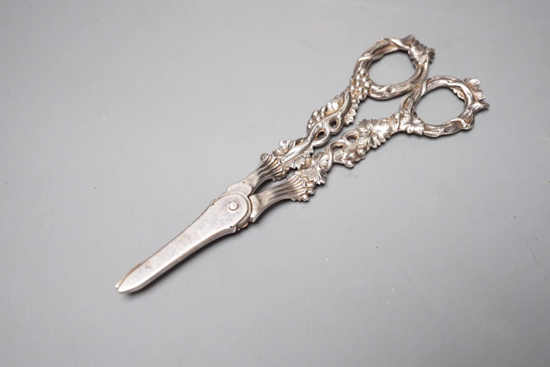 A pair of William IV silver grape scissors, London, 1832, no maker's marks, 18cm, 120 grams.